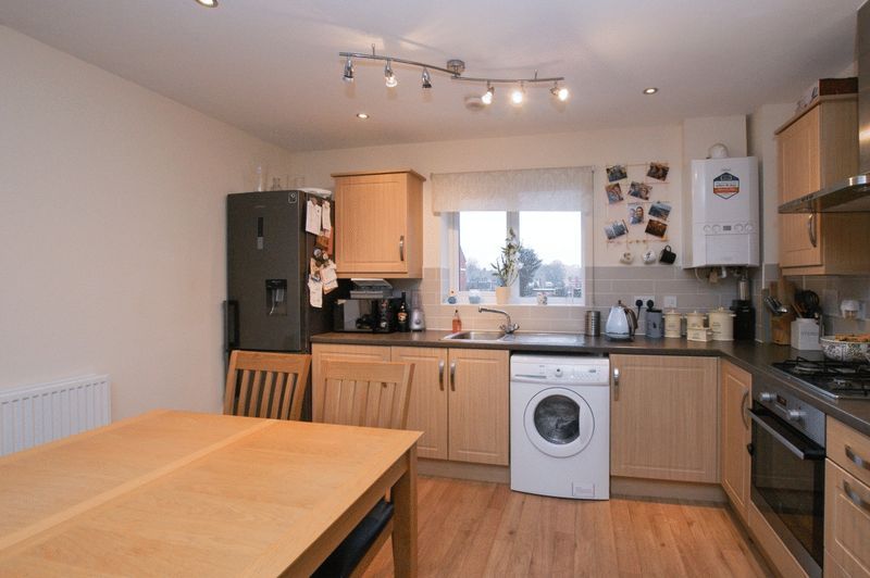 Property photo 3 of 7 Kitchen Dining Area