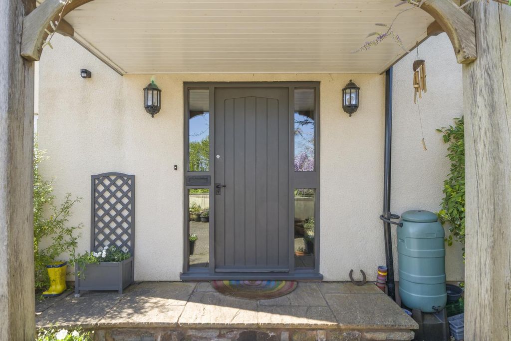 Property photo 2 of 33 Tiverton, Seddons