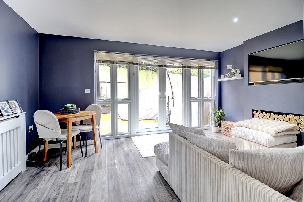 Property photo 3 of 18 Lounge