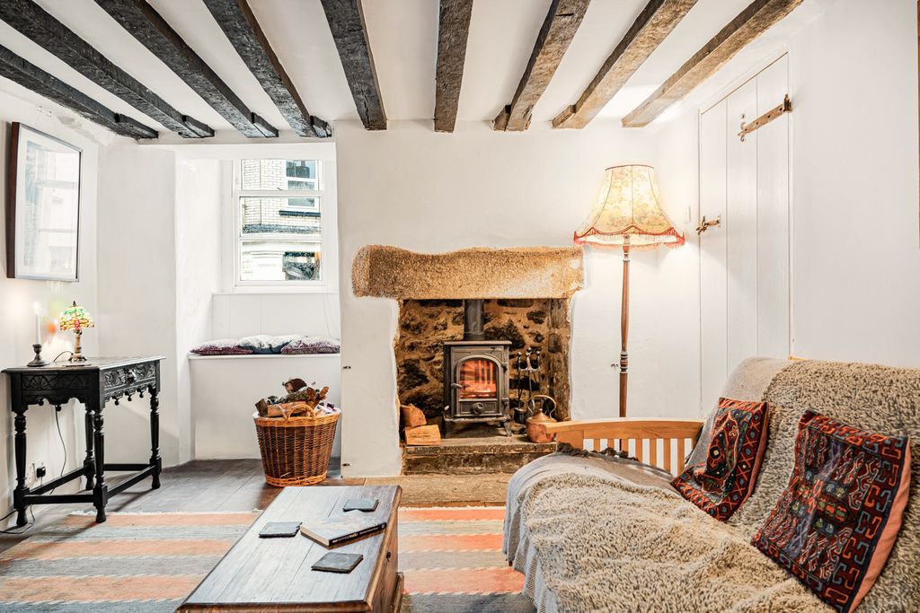 Property photo 3 of 17 Living Room (2)