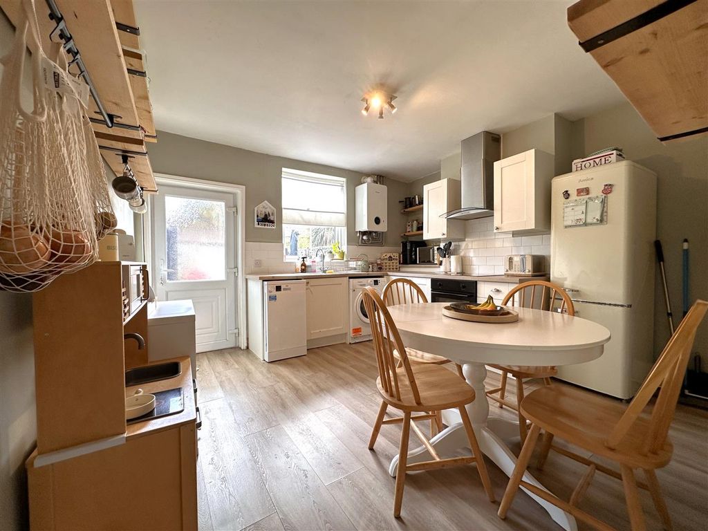 Property photo 2 of 14 Modern Dining Kitchen 642