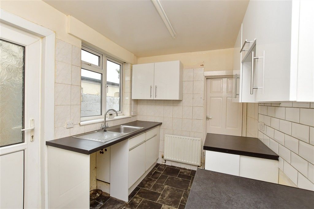 Property photo 3 of 10 Kitchen
