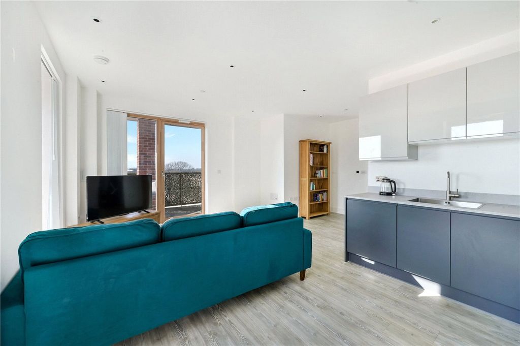 Property photo 2 of 11 Crane Court