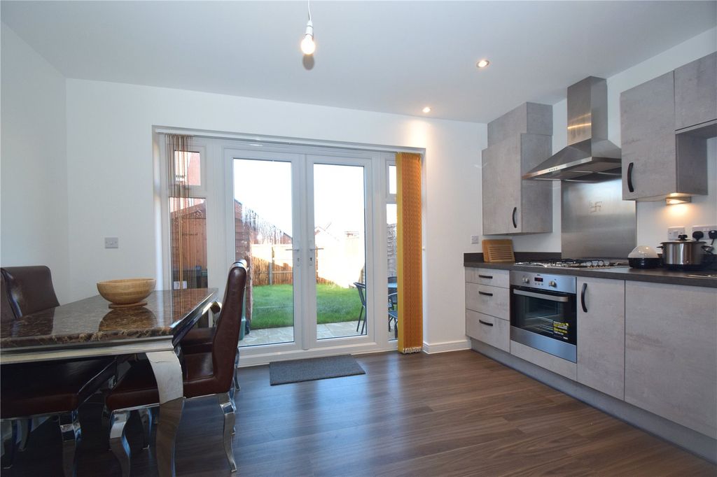 Property photo 3 of 9 Kitchen