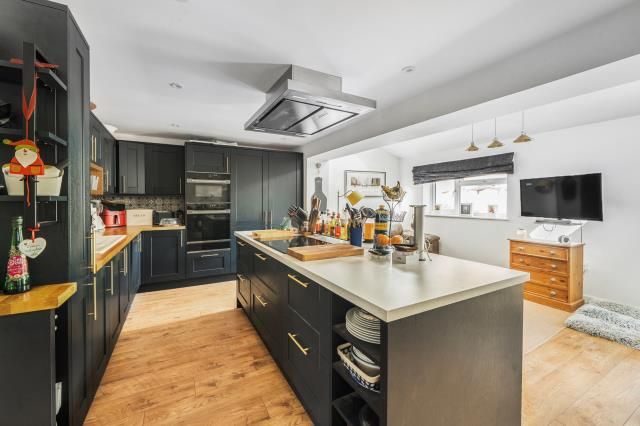 Property photo 3 of 21 Kitchen/ Reception/