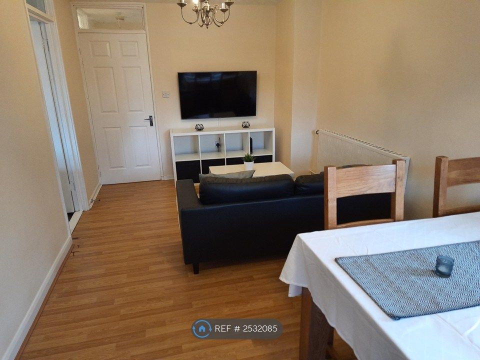Property photo 3 of 18 Living Room