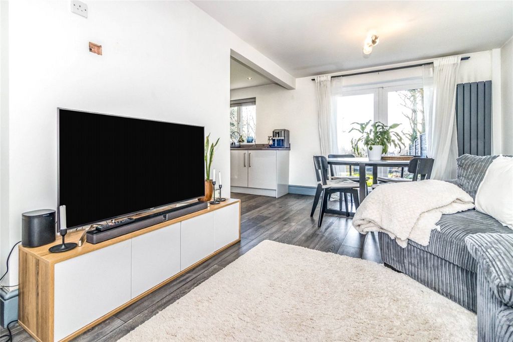 Property photo 3 of 13 Lounge