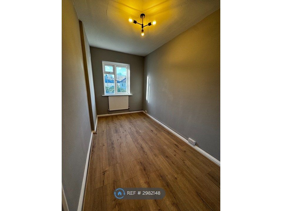 Property photo 3 of 6 Bedroom 3