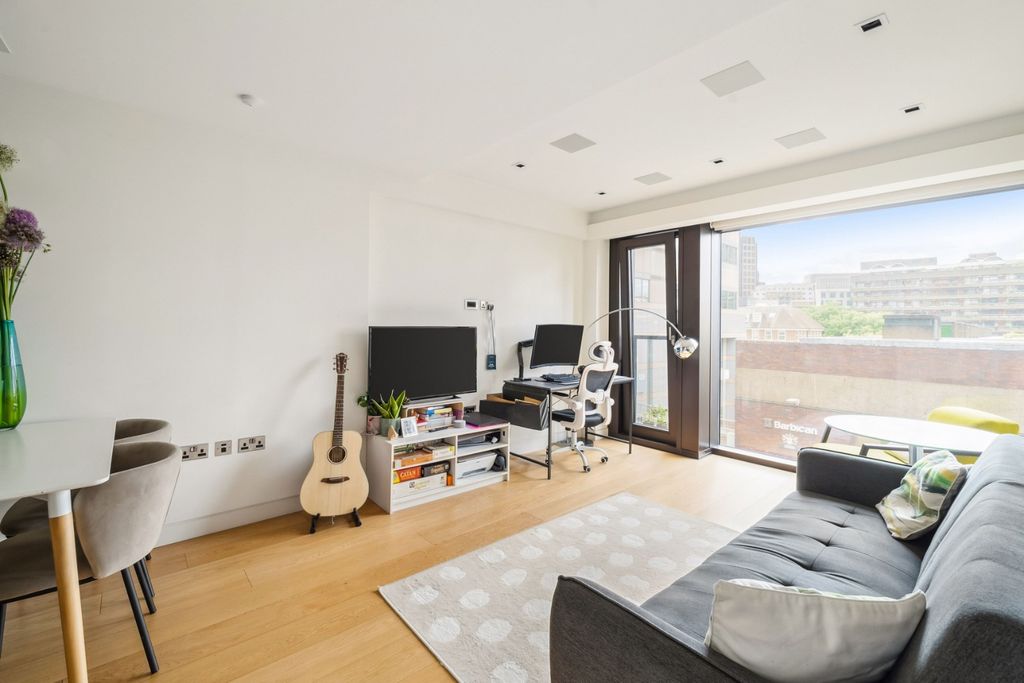 Property photo 2 of 12 4306371