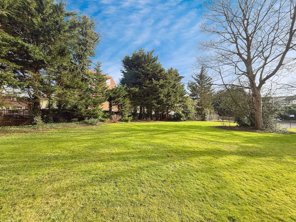 Property photo 3 of 14 Communal Gardens