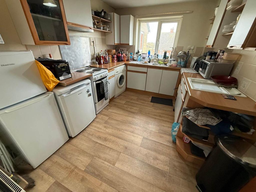 Property photo 2 of 7 Kitchen