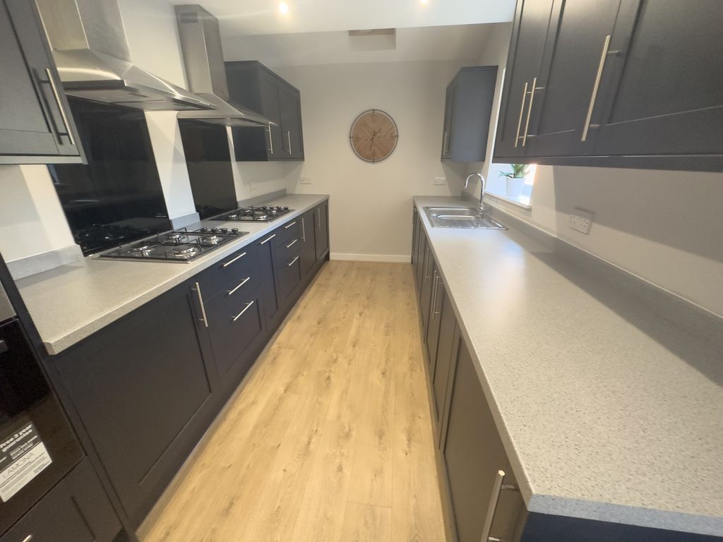 Property photo 3 of 13 135A Kensington12