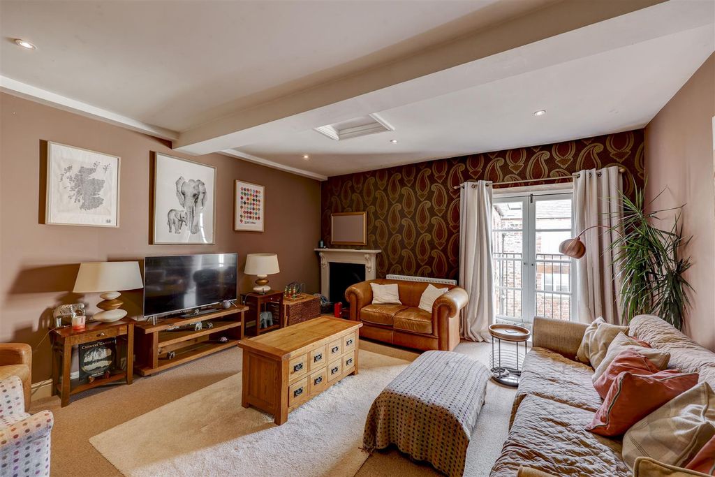 Property photo 2 of 17 Lounge