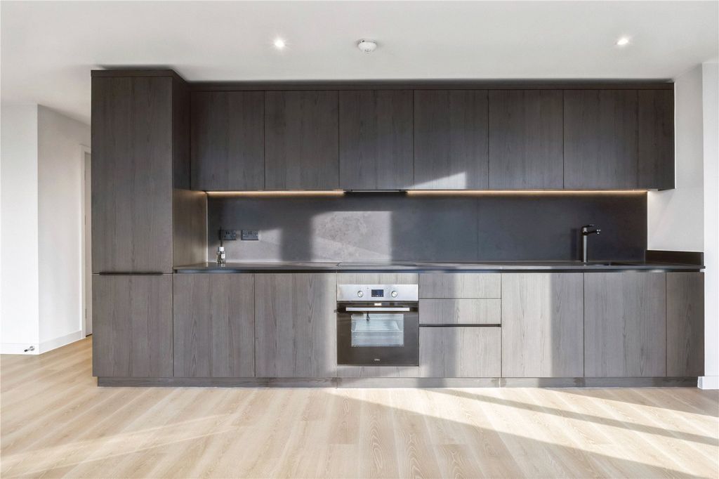 Property photo 3 of 18 Kitchen