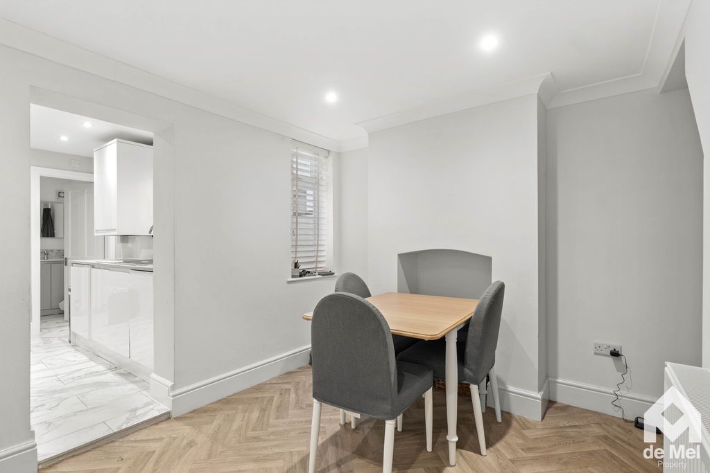 Property photo 3 of 9 Photo 6