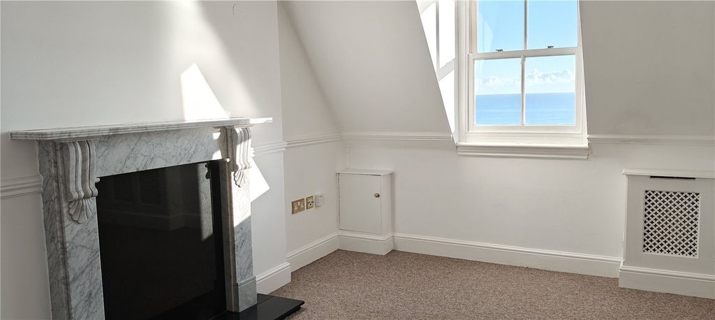 Property photo 2 of 8 Lounge