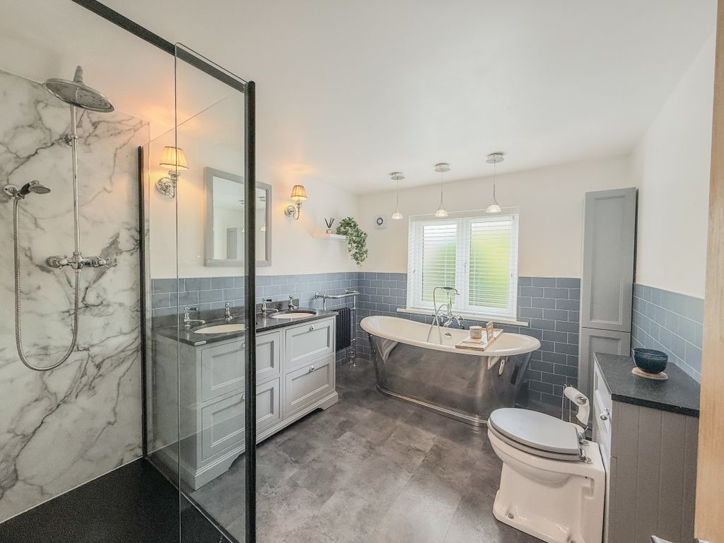 Property photo 3 of 21 Bathroom