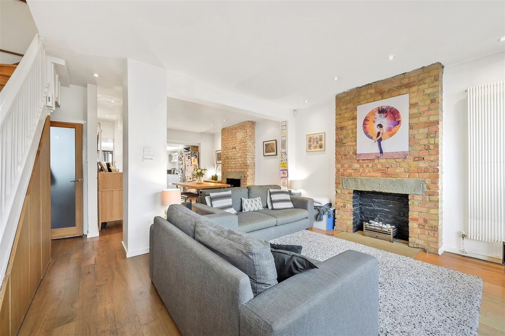 Property photo 3 of 13 523 Kingston Road -3.Jpg