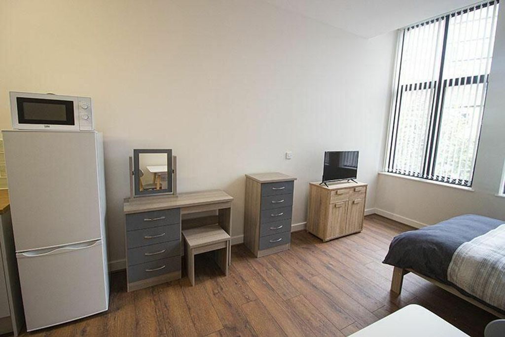 Property photo 1 of 6 This Inviting Double Bedroom Features Ample Natura...