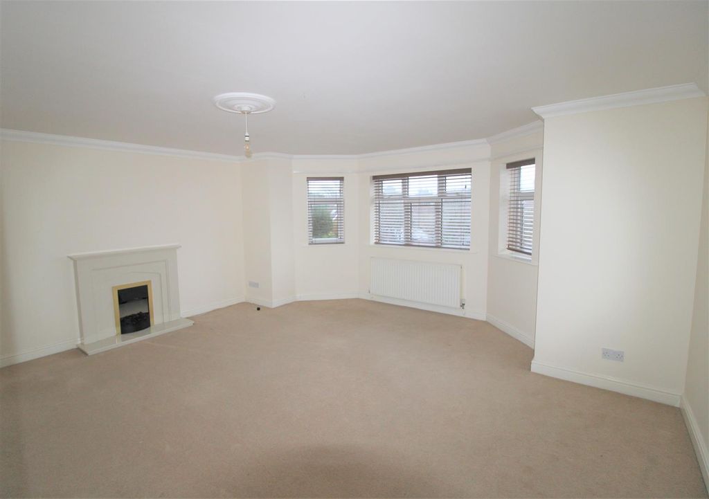 Property photo 2 of 16 Lounge