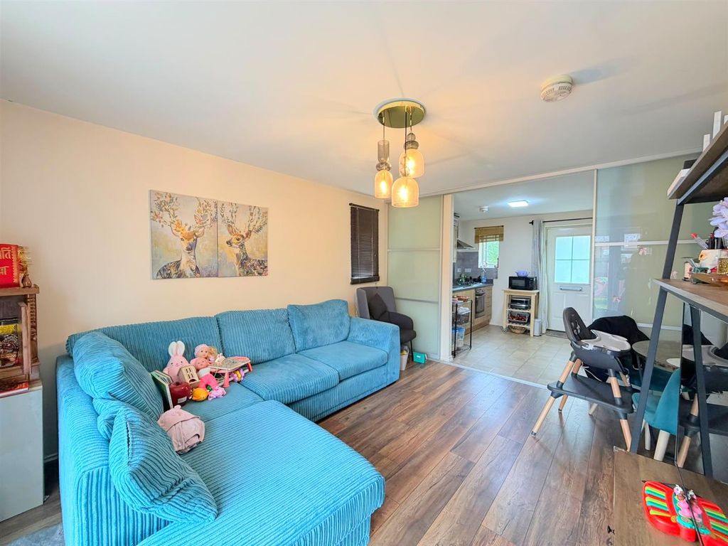 Property photo 3 of 12 Lounge