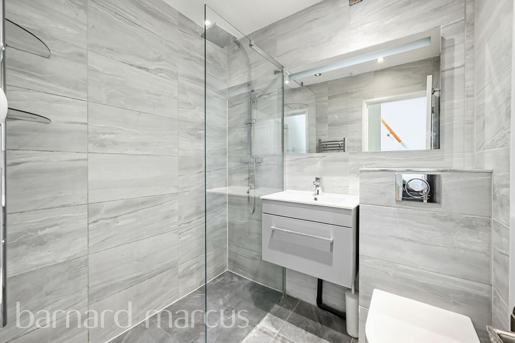 Property photo 3 of 8 Bathroom