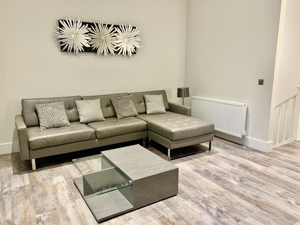 Property photo 3 of 11 Lounge 2