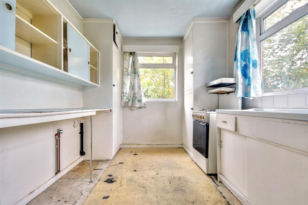 Property photo 2 of 16 Kitchen (2).Jpeg