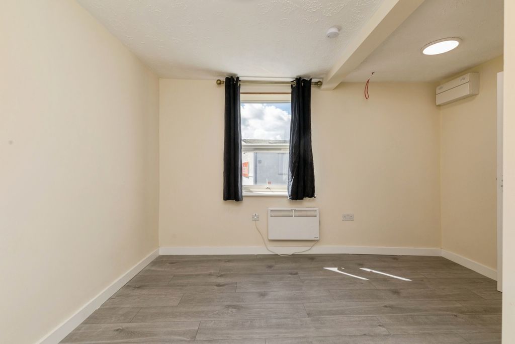 Property photo 3 of 8 Pbox-Img.Jpg