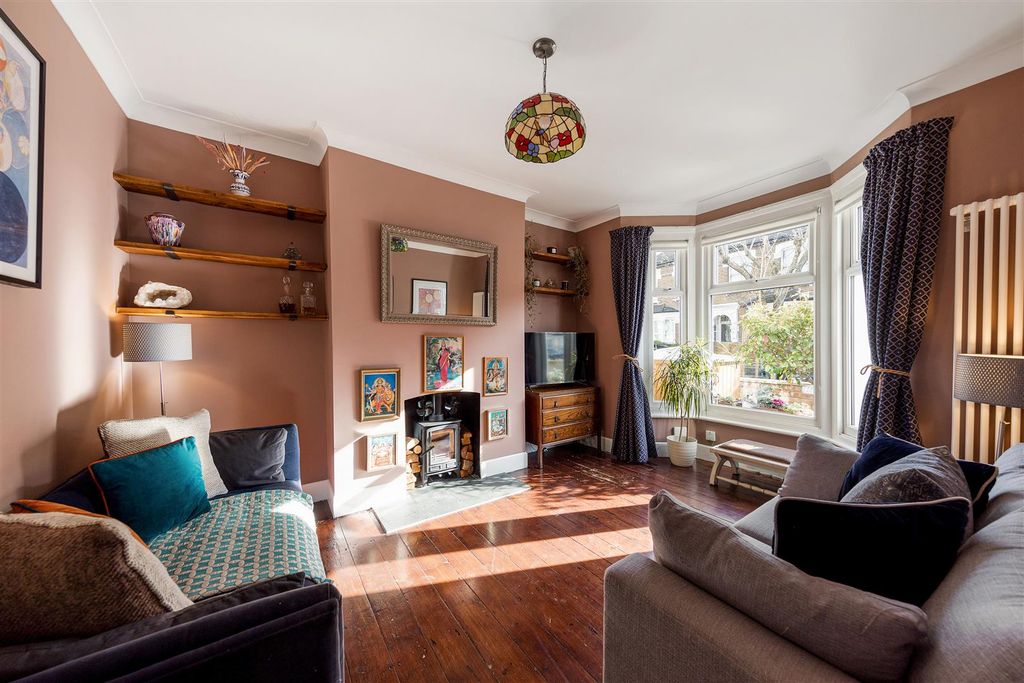 Property photo 2 of 45 Leyton Park Road, E10