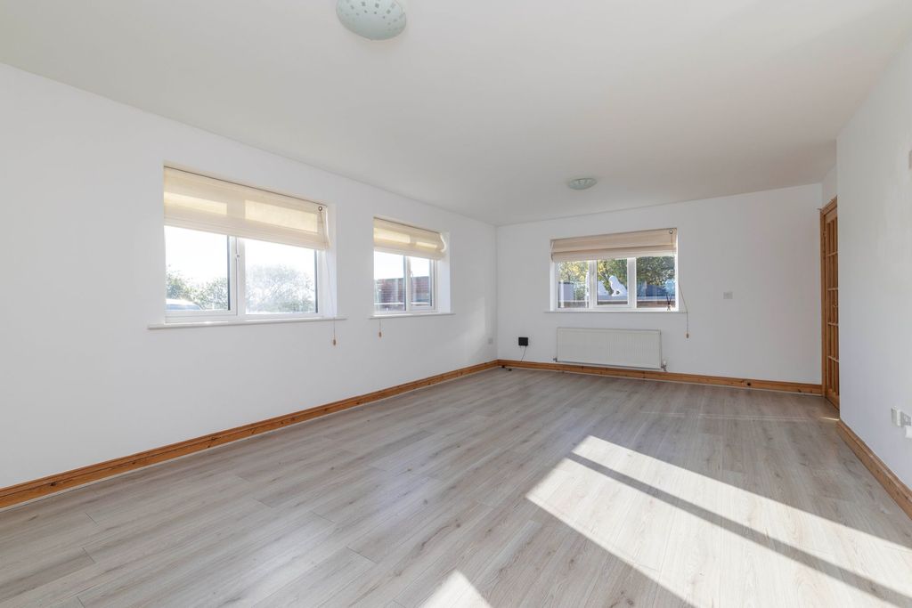 Property photo 2 of 26