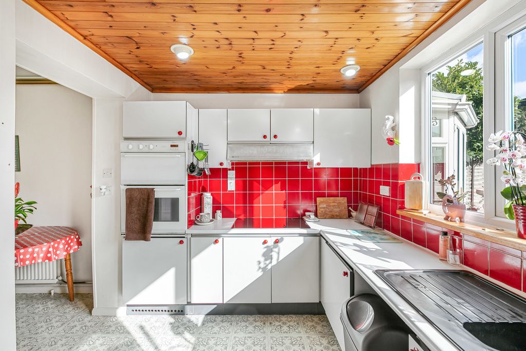 Property photo 3 of 16 Kitchen