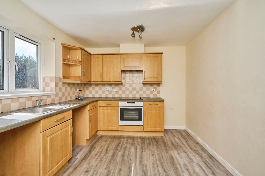 Property photo 3 of 10 Kitchen