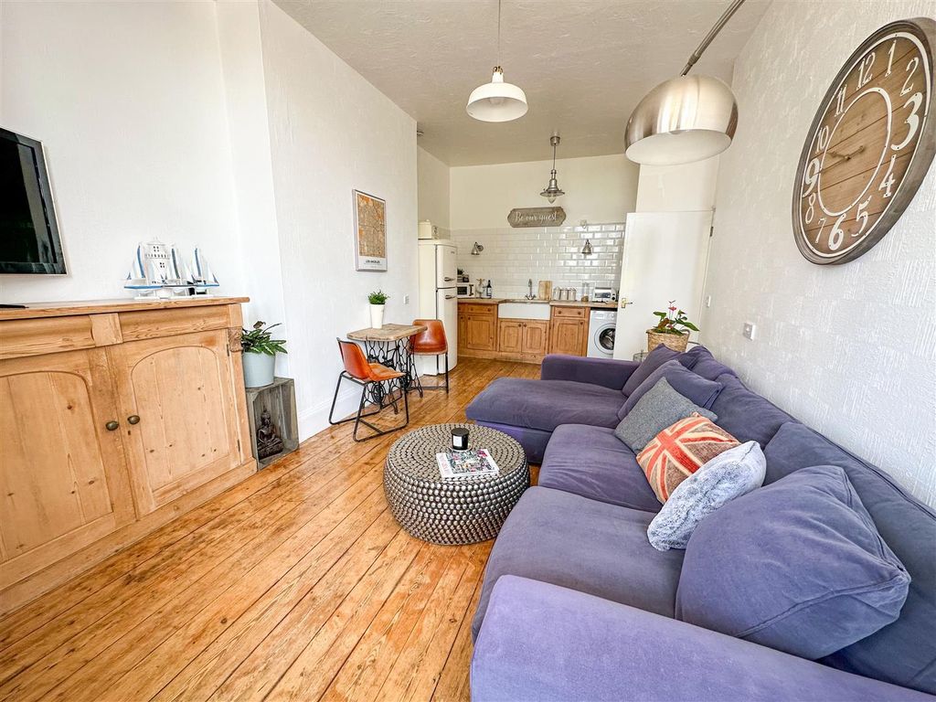 Property photo 3 of 12 Lounge/Kitchenette