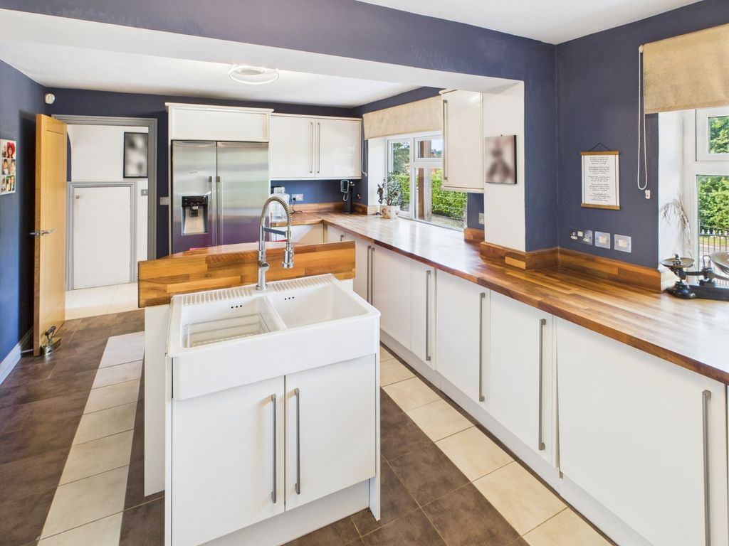 Property photo 2 of 18 Kitchen