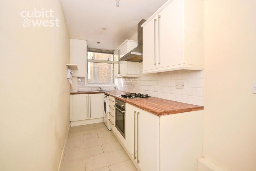 Property photo 3 of 12 Kitchen