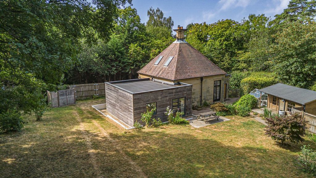 Property photo 1 of 26 West Lodge