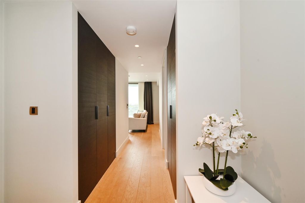 Property photo 3 of 17 706-3-Canalside-Walk (19).Jpg