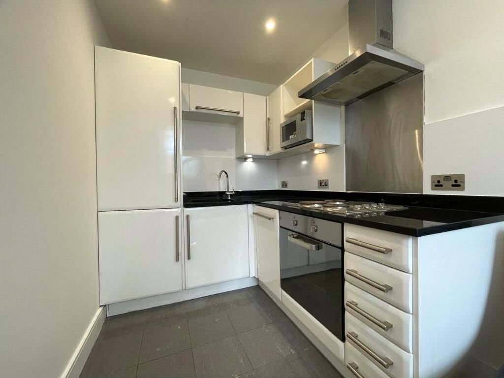 Property photo 1 of 6 2 Bed Flat To Rent Darby Close, London Cr3