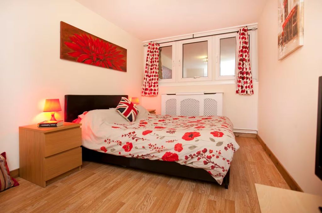 Property photo 2 of 6 A Vibrant And Cozy Double Bedroom Featuring Bright...