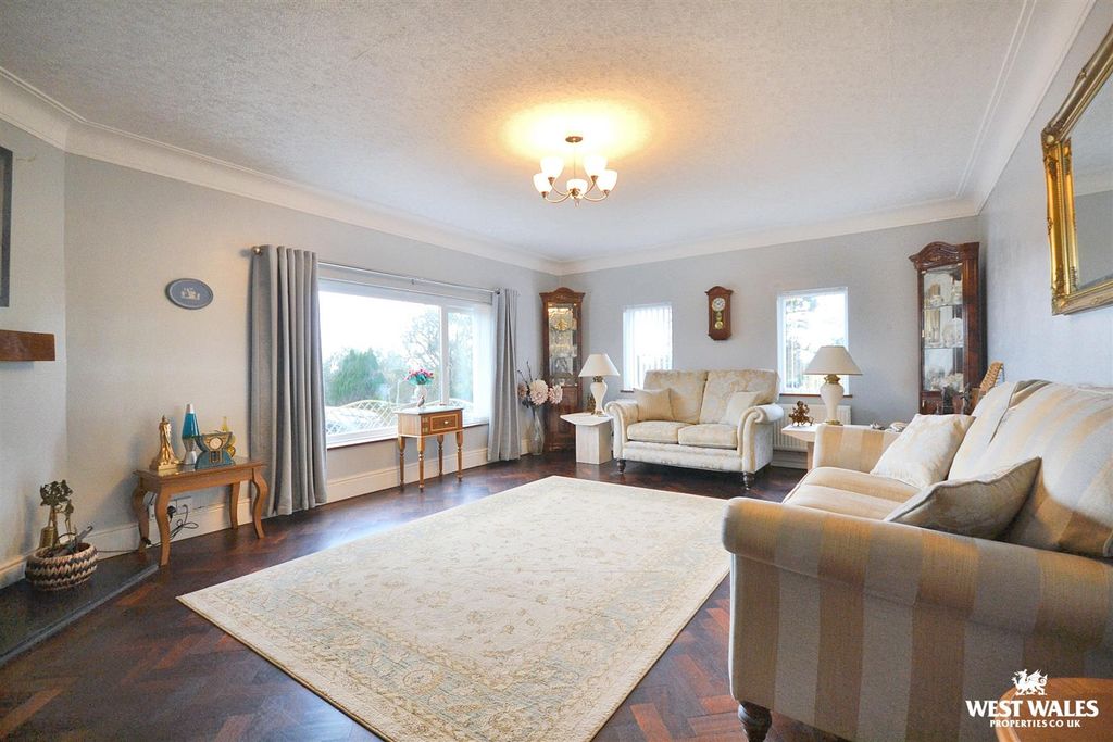 Property photo 2 of 37 Living Room