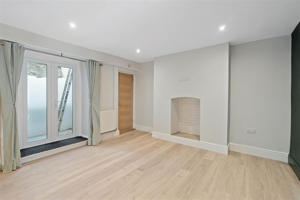 Property photo 3 of 4 Bedroom