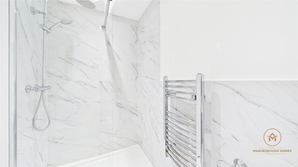 Property photo 2 of 17 London E18