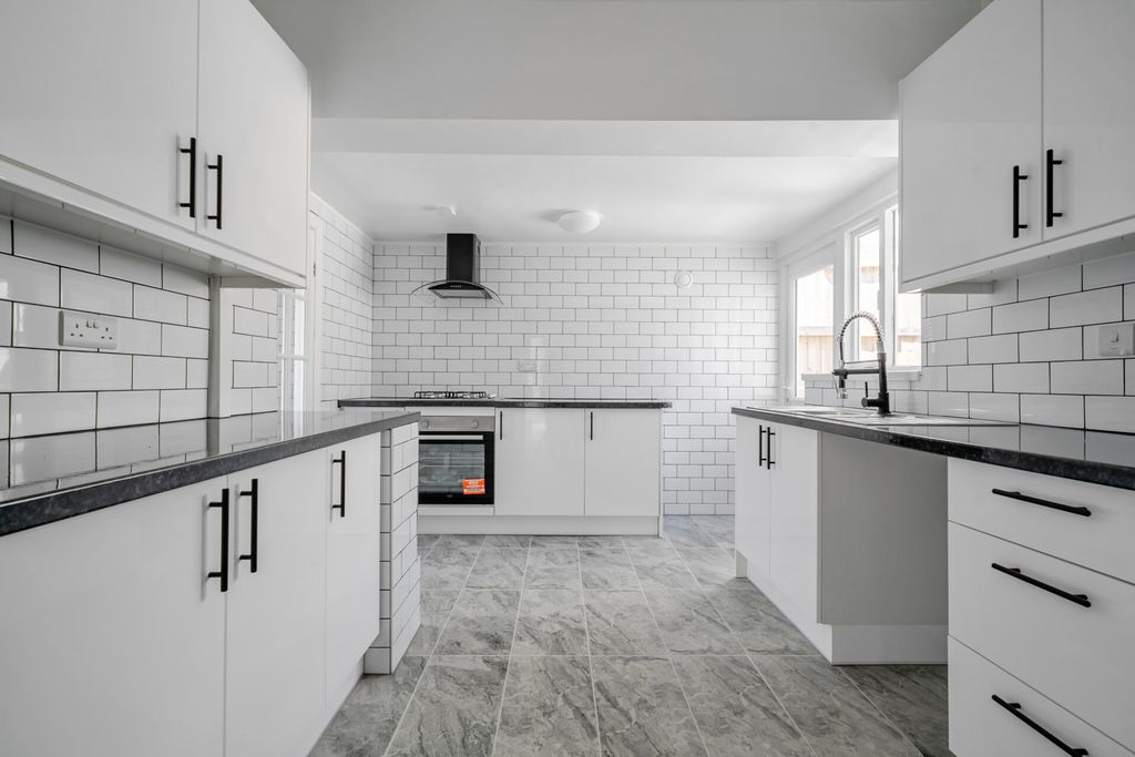 Property photo 1 of 18 1502188-8-6A76002...