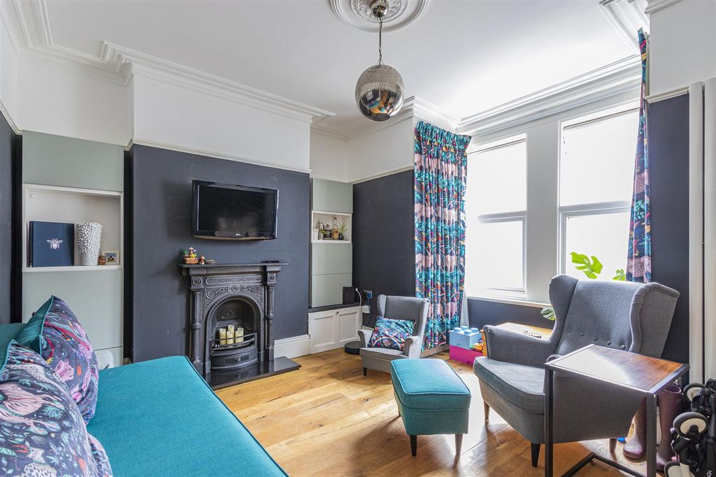Property photo 3 of 16 Romilly Road West 14-14.Jpg