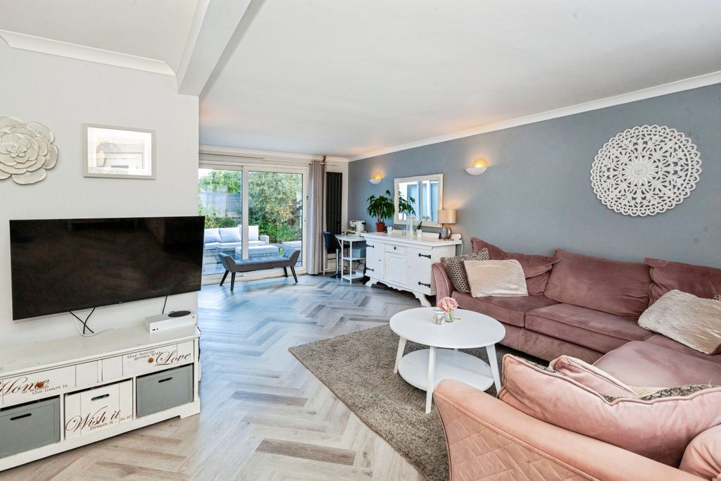 Property photo 3 of 20 Living Room