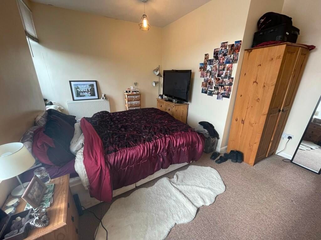 Property photo 3 of 9 Cozy Double Bedroom Featuring A Comfortable Bed Wi...