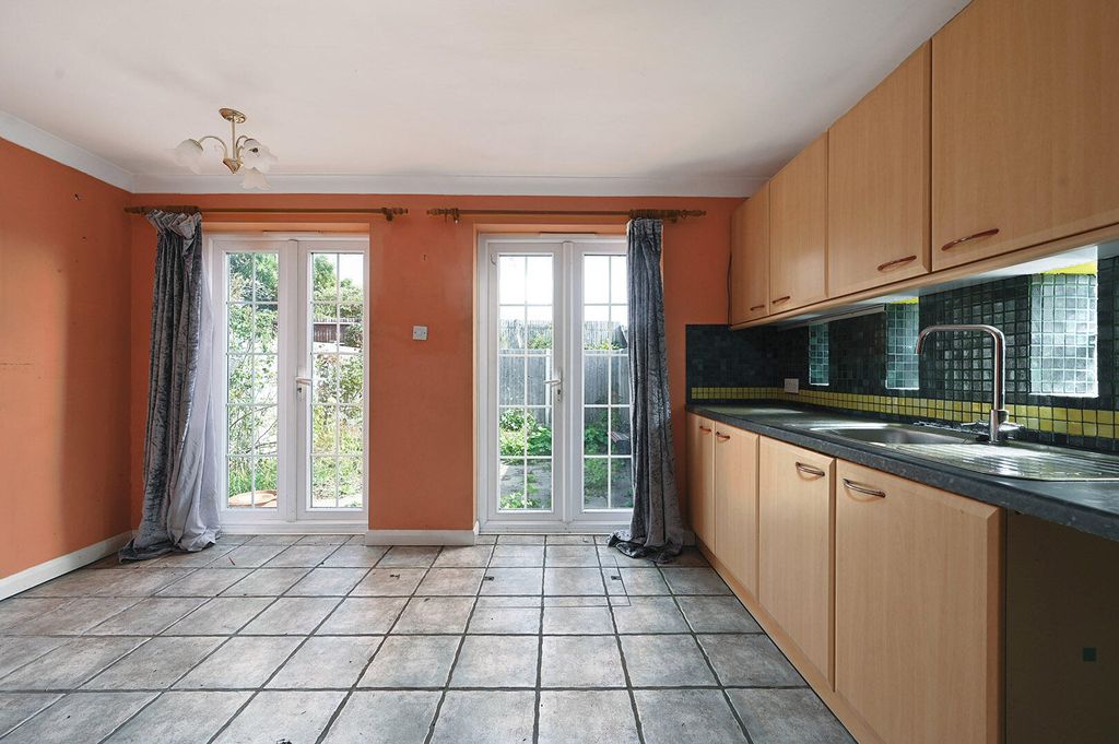 Property photo 3 of 11 Kitchen