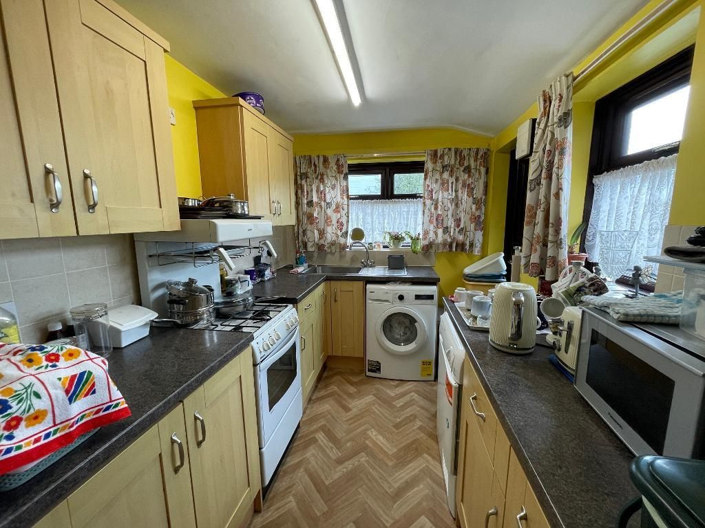 Property photo 3 of 11 Kitchen