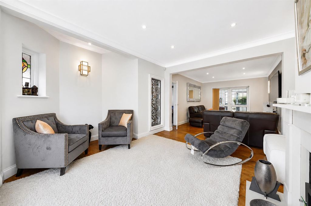 Property photo 3 of 15 Through Lounge